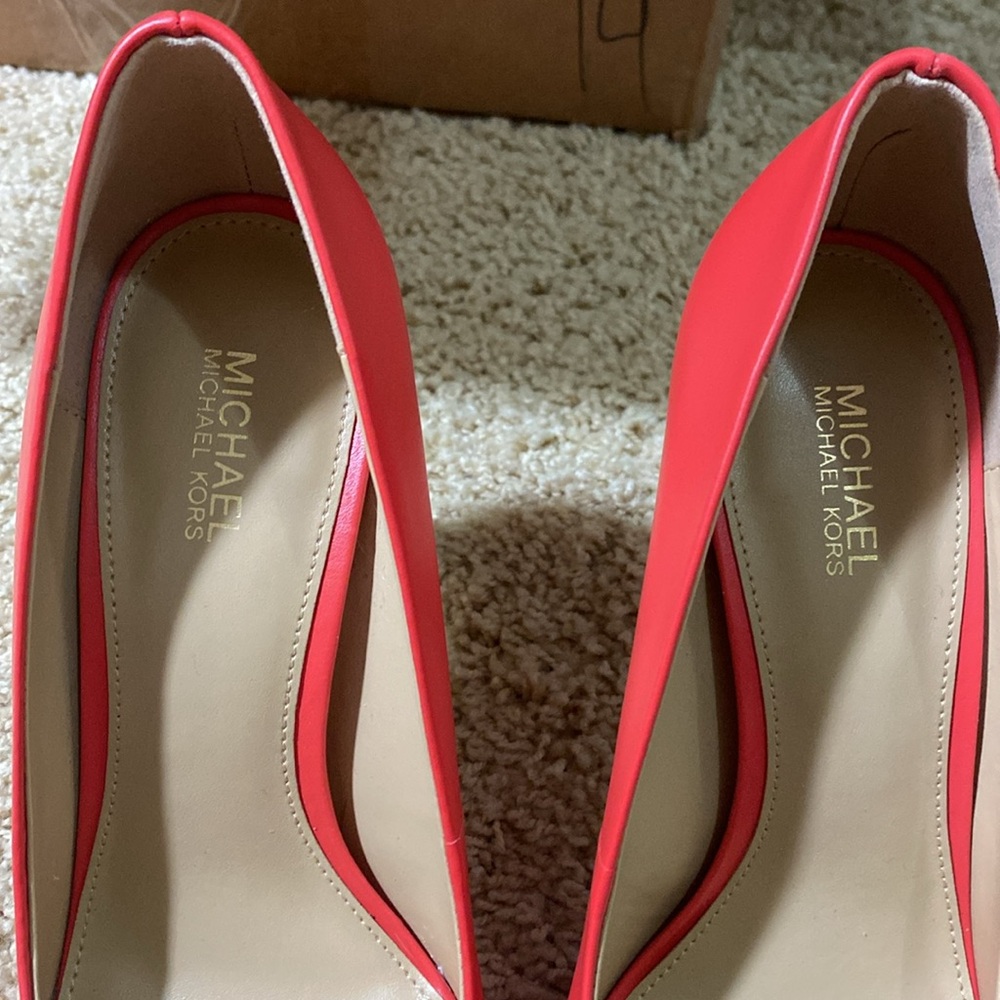 Michael Kors Brand NEW red coral gold logo Tiffanie pumps heels size 7.5 - Picture 6 of 10